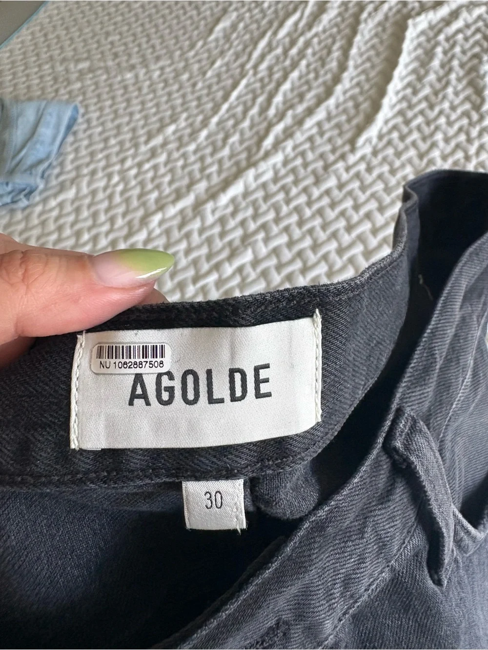 Agolde Indra shorts in black denim - Picture 7 of 9